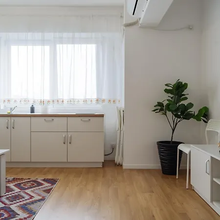 New Building -- Downtown Tineretului Oasis -- Self Check-in --1min Metro Station Bukareszt